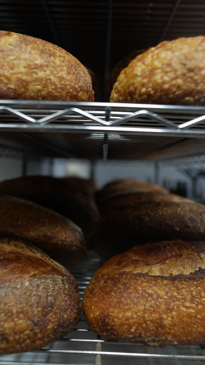 pan recién horneado en estantes