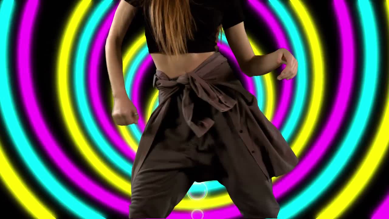 animación de una bailarina caucásica sobre formas