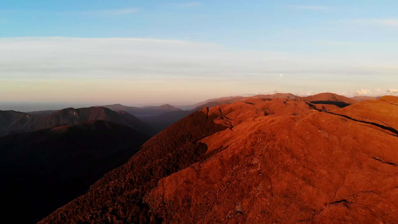 vista aérea de la línea de cresta de mataketake frente al norte en la costa oeste de nueva zelanda