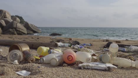 Müll-Stapelte-Sich-In-Der-Buschecke-In-Der-Nähe-Des-Strandes,-Stetiger-Schwenk-Bewegt-Sich-Zu-Rechtem-4k-Material