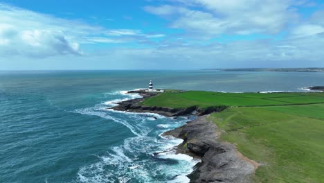 Lugares-épicos-De-Irlanda-La-Belleza-Salvaje-Del-Faro-De-Hook-Head,-El-Cementerio-De-Mil-Barcos-De-La-Península-En-Un-Tranquilo-Día-De-Verano