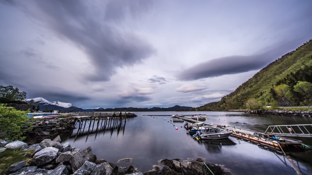 파도에 부드럽게 흔들리는 선착장에 정박한 배들