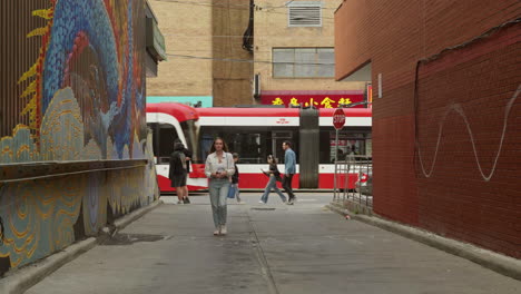 La-Señorita-Está-Caminando-En-Toronto.