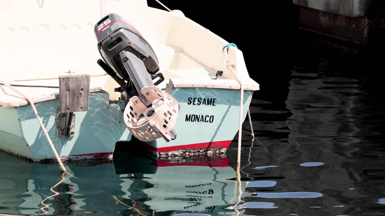 un barco llamado "sesame" reflejado en el agua