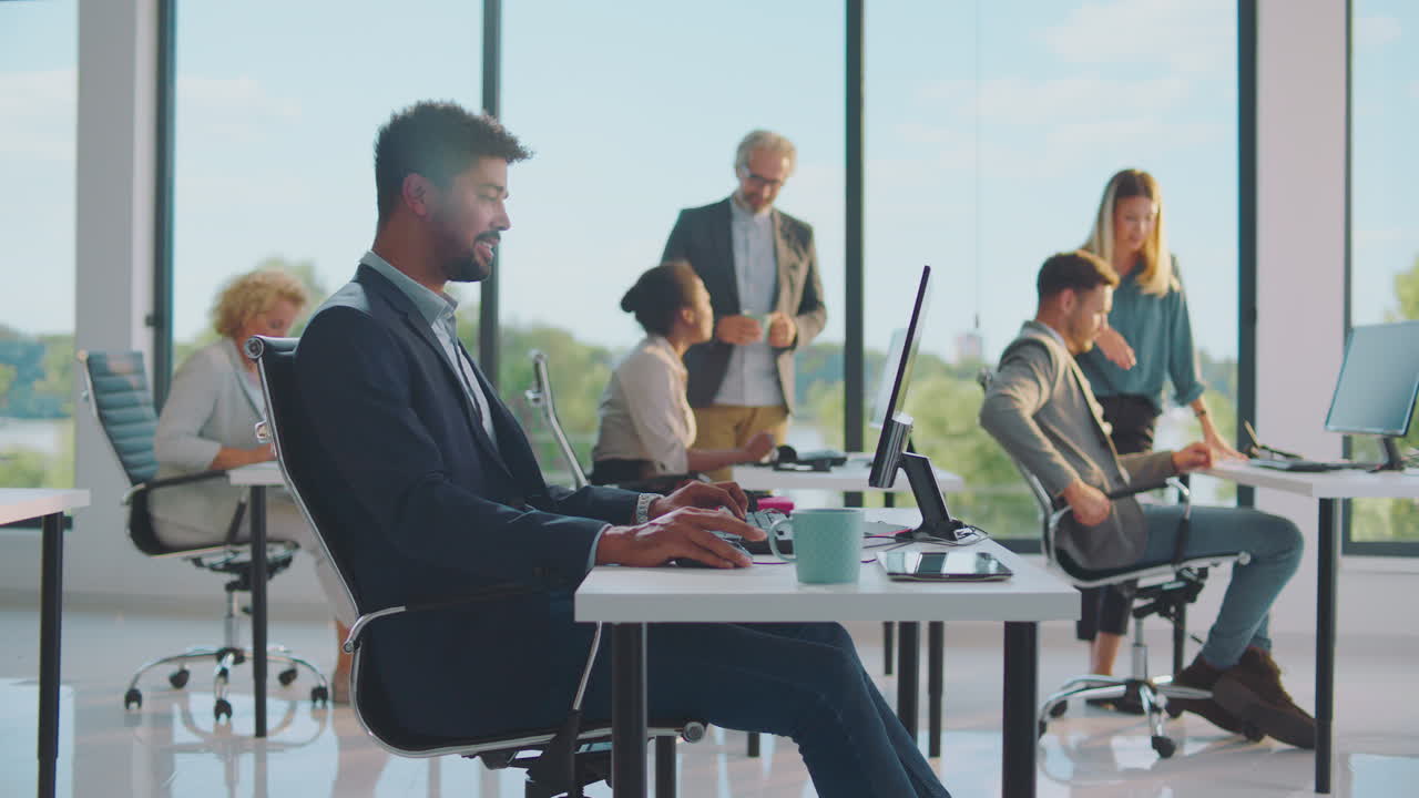 personas de negocios que trabajan en oficinas modernas