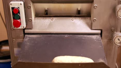 machine producing fully kneaded dough