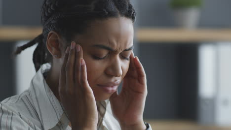 mujer con dolor de cabeza