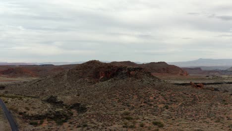 Drohnenaufnahmen-Aus-Der-Luft-Von-Den-Bergigen-Roten-Felsen-Im-Süden-Von-Utah