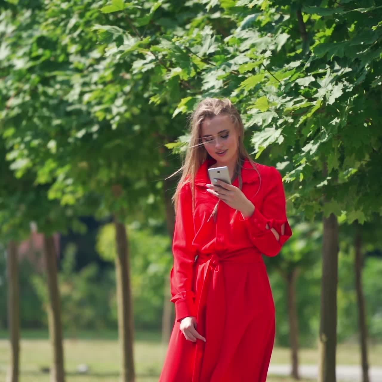 Woman using smart phone in the city