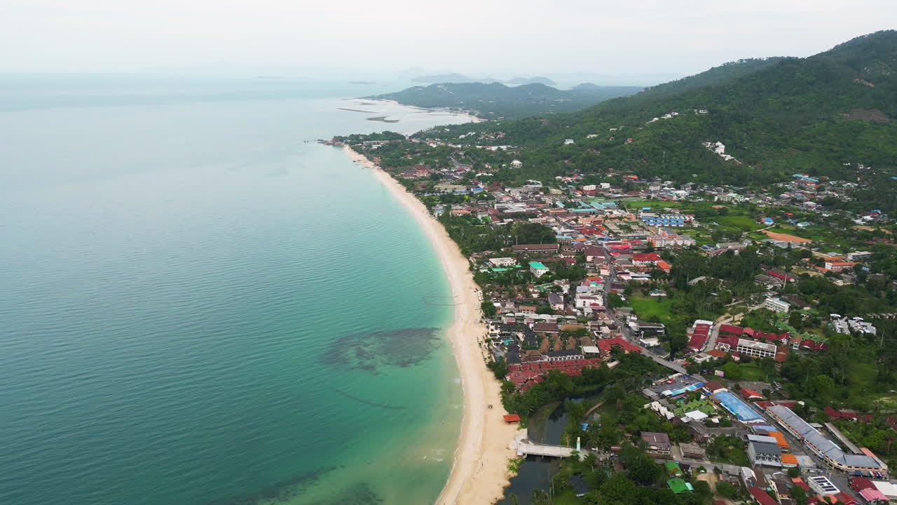 vista aérea de la aldea de maret con playa de arena, agua clara del océano y montañas verdes en la isla de koh samui, surat thani, tailandia