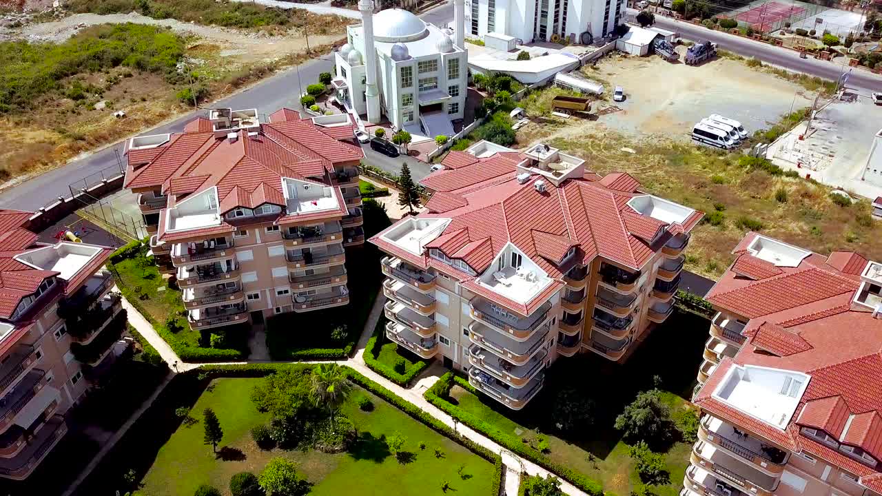 모스크 와 건설 현장 이 있는 주거 단지 의 공중 사진