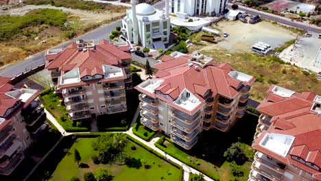 vista aérea de un complejo residencial con una mezquita y un sitio de construcción