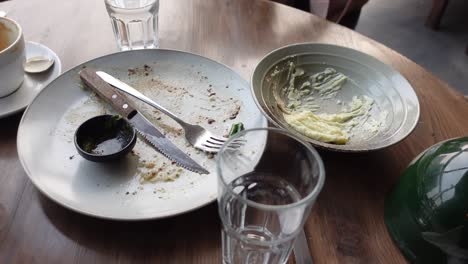 Plato-Vacío-Después-De-Comer-En-La-Mesa,