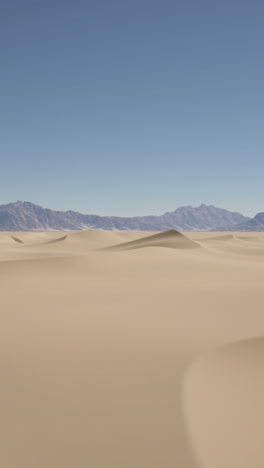 paisaje desértico con montañas