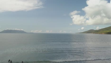 해변 위로 드론 이륙