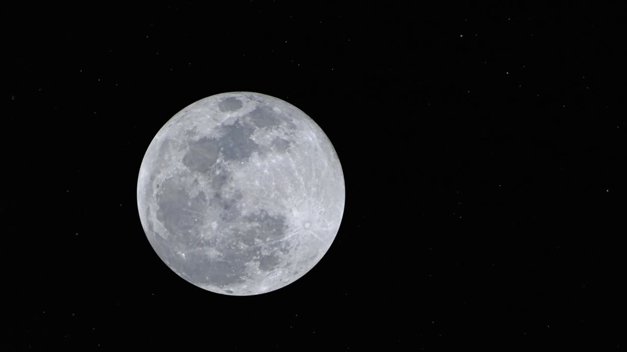 우주에서 움직이는 달의 이미지.