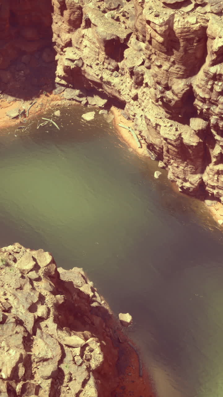 Oasi nascosta annidata tra aspre scogliere rocciose nell'abbraccio della natura.