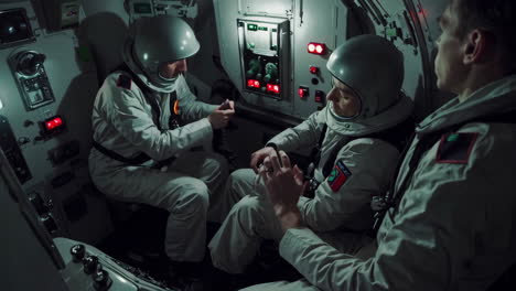 astronautas en la cabina de una nave espacial