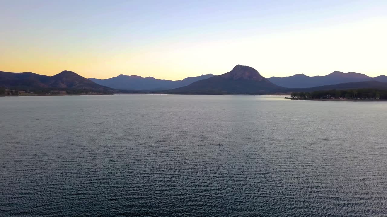 오스트레일리아 퀸즐랜드의 석양을 배경으로 산을 배경으로 한 무게라 호수의 공중 촬영