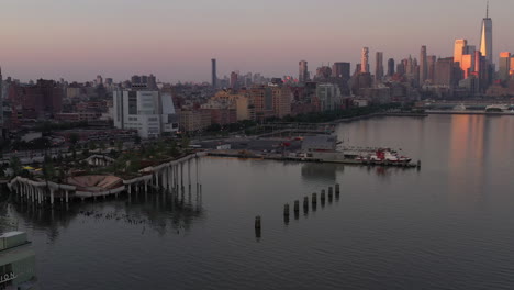 Una-Vista-Aérea-De-La-Pequeña-Isla-De-Manhattan-Por-La-Mañana