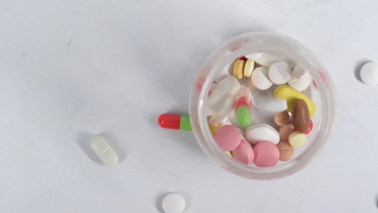 각종 약과 을 항아리에 넣습니다.