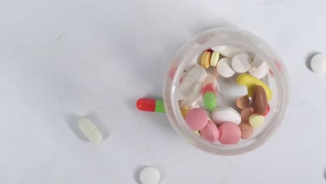 pastillas y cápsulas variadas en un frasco
