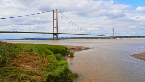 Luftdrohnenvideo:-Humber-Bridge,-Die-Zwölftgrößte-Einfeldrige-Hängebrücke-Der-Welt,-überspannt-Den-Fluss-Humber-Und-Verbindet-Lincolnshire-Mit-Humberside-Im-Verkehr