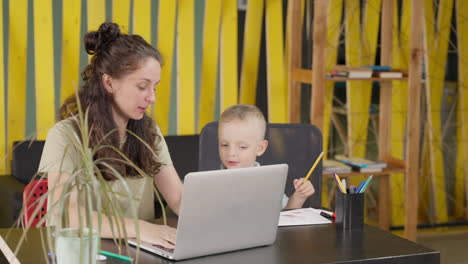 madre e hijo aprendiendo en línea
