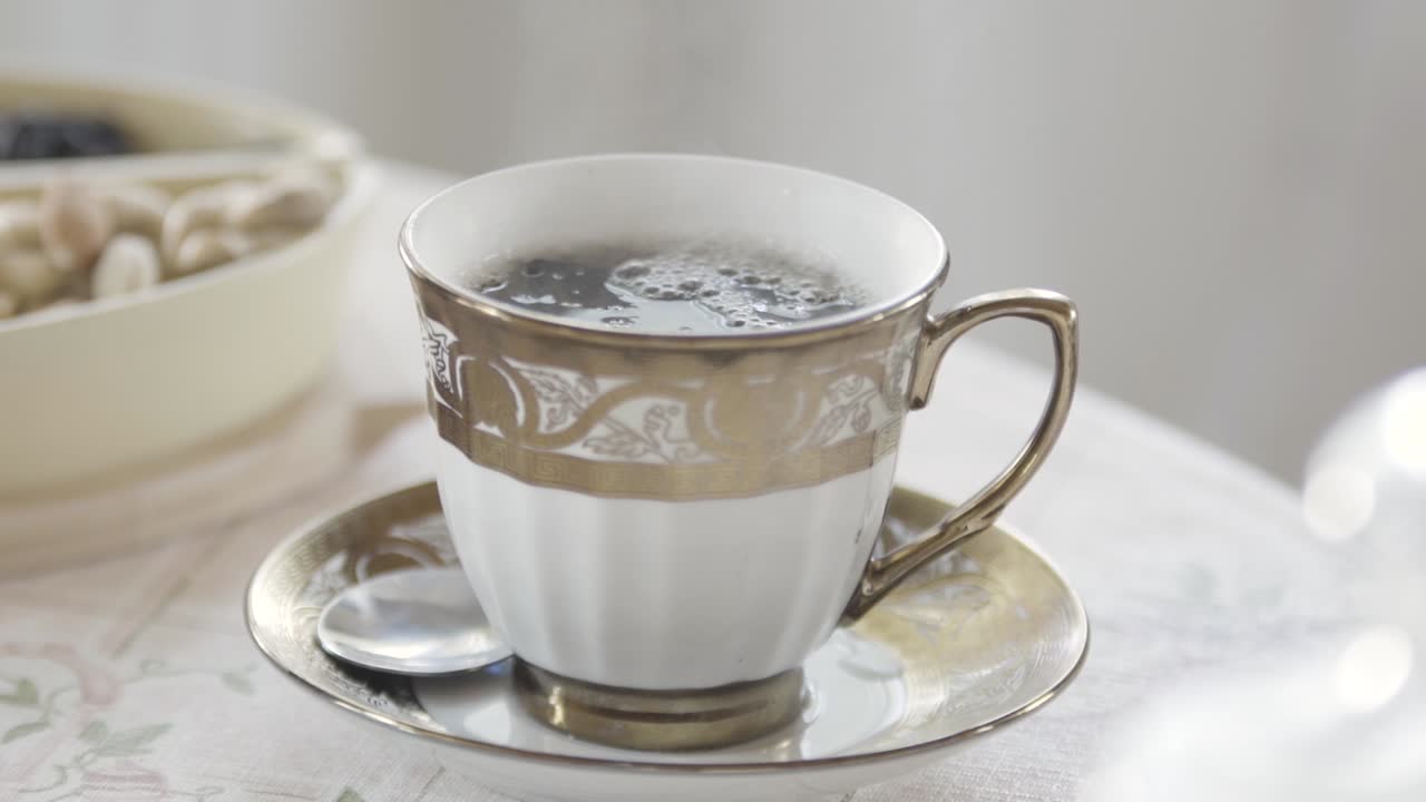 커피 컵과 아침식사