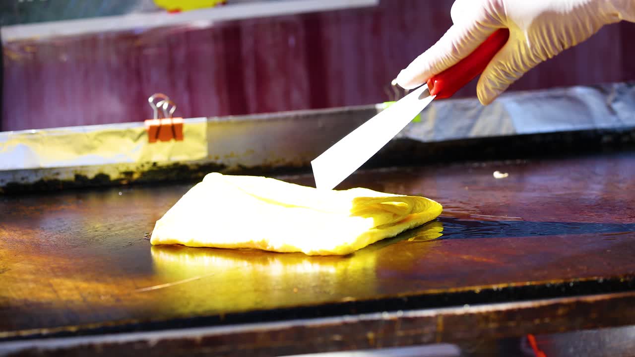 셰프는 rama 9 공원 스톨에서 오을 준비합니다.