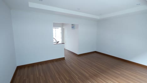 Habitación-Blanca-Vacía-Con-Piso-De-Madera