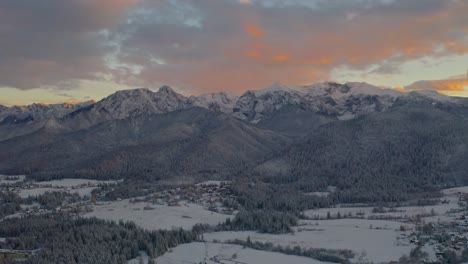 Valle-De-Kościeliska-En-Las-Montañas-Tatra-En-Una-Puesta-De-Sol-En-Invierno-En-Polonia
