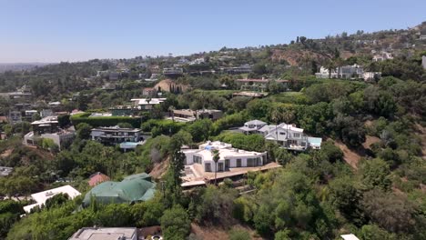 Vista-Aérea-Del-Famoso-Barrio-Residencial-De-Casas-De-Lujo,-Las-Calles-De-Los-Pájaros,-En-Las-Colinas-De-Hollywood-En-California