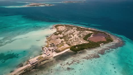 escena tropical de laguna rosa en la isla caribeña, vista aérea los roques