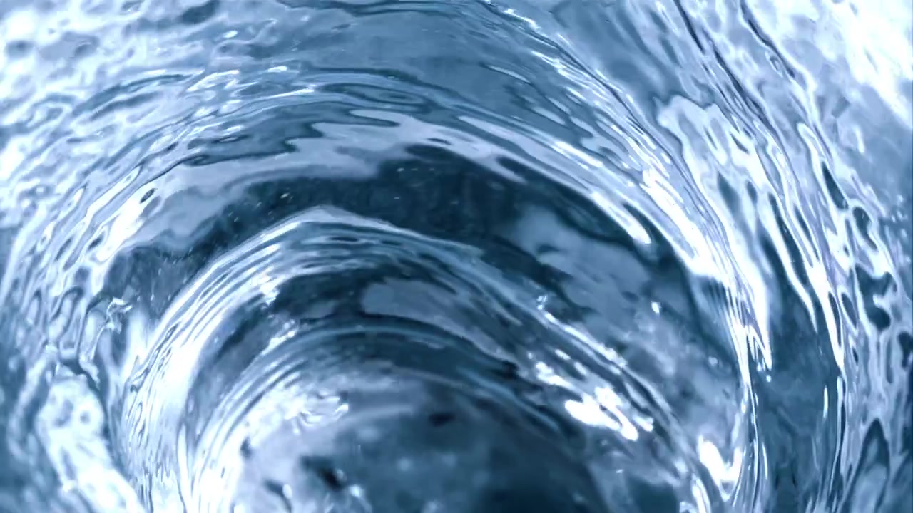 Primo piano di acqua blu limpida che vortica in un gorgo.