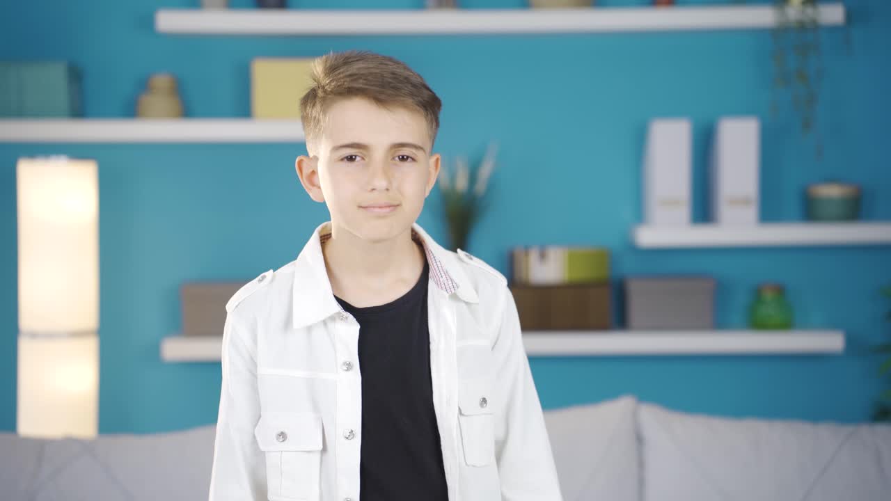 мальчик говорит "шшш", выражая молчание.