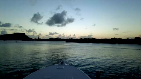 Bewegungsraffer-Mit-DJI-Osmo-Tasche-Von-Booten-Auf-Dem-Wasser-Mit-Einem-Sonnenuntergang-Und-Bergen-Im-Hintergrundwolken