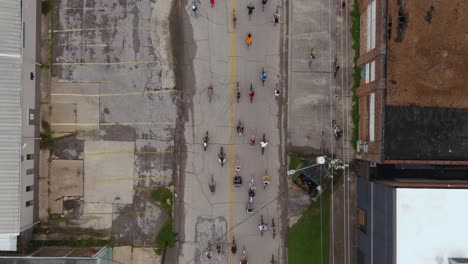vista de pájaro de 4k de ciclistas que recorren las calles