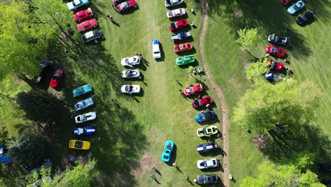 vista aérea de los coches chevrolet expuestos al aire libre