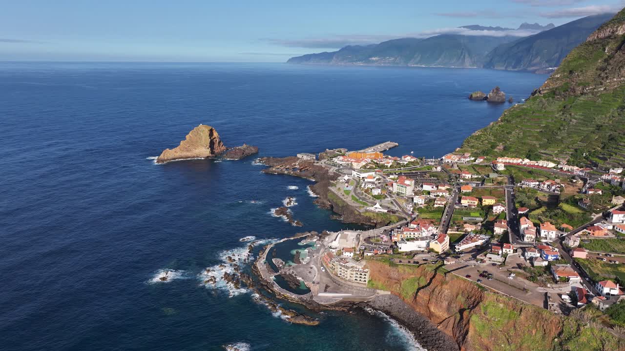 Vista aerea panoramica della città costiera di Porto Moniz e dell'isola di Mole a Madeira