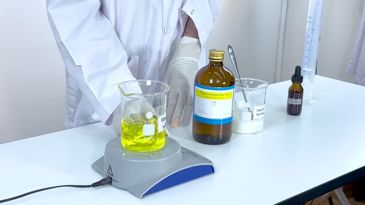 un científico lleva a cabo una reacción de reloj de yodo usando vitamina c y almidón, mostrando cambios químicos en un entorno de laboratorio