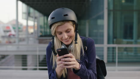 Porträt-Einer-Jungen,-Süßen,-Blonden-Geschäftsfrau,-Praktikantin,-Die-Einen-Helm-Trägt-Und-In-Der-Stadt-SMS-Schreibt-Und-Mit-Dem-Smartphone-In-Sozialen-Medien-Surft