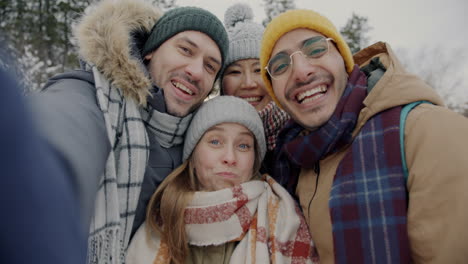 amigos tomando una selfie en la nieve