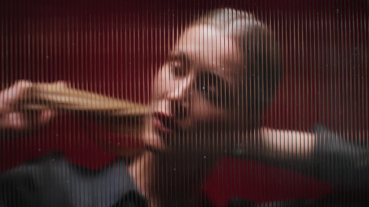 mujer detrás de un panel a rayas