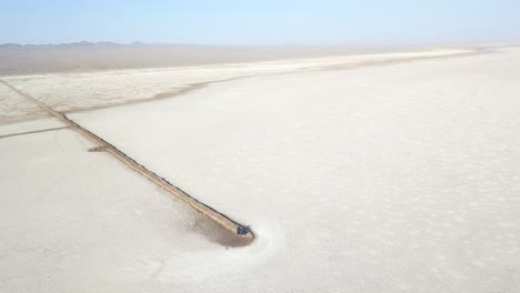 En-Algún-Lugar-De-La-Nada,-En-Algún-Lugar-Del-Fin-Del-Mundo,-En-Algún-Lugar-Del-Color-Blanco,-Lago-Salado