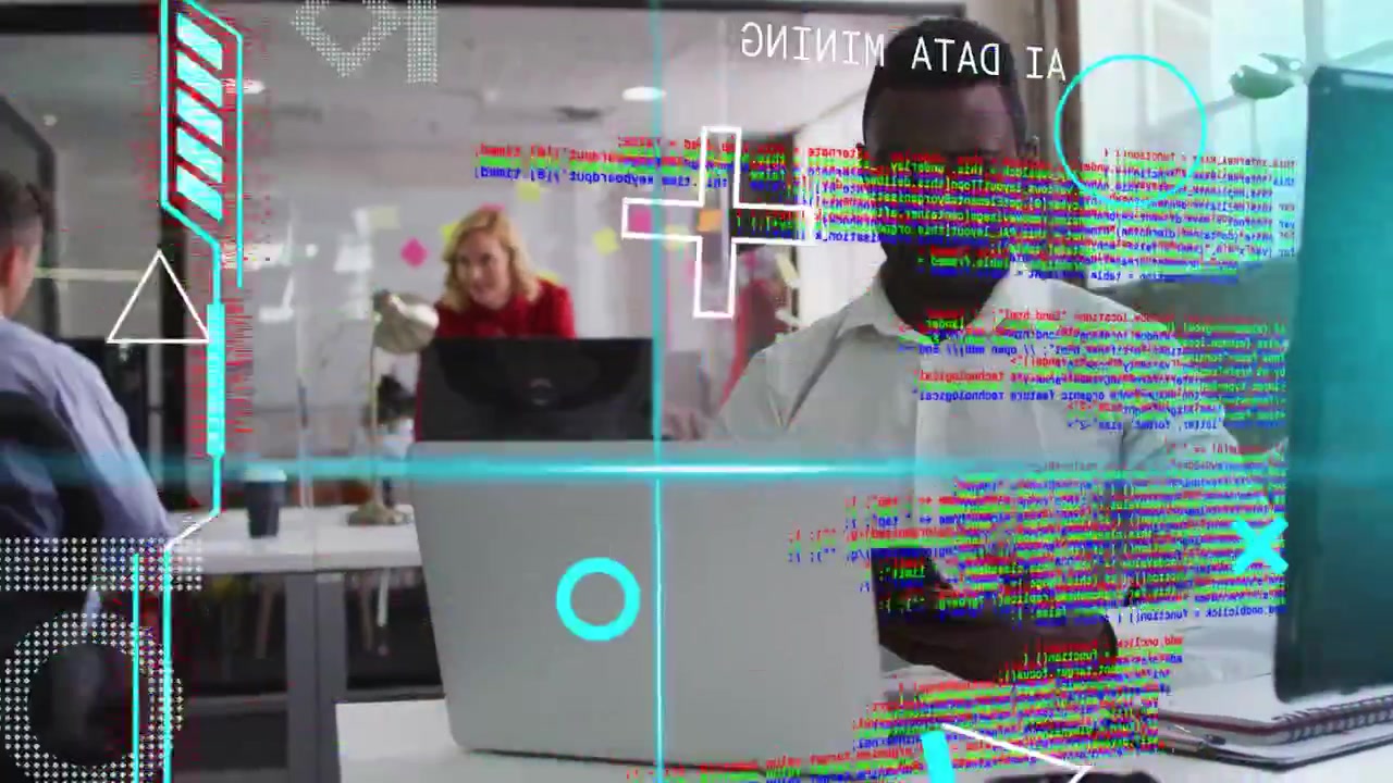 Uomo che risponde a una chiamata in arrivo in ufficio mentre controlla il laptop per dati aziendali, glitch che nascondono la vista