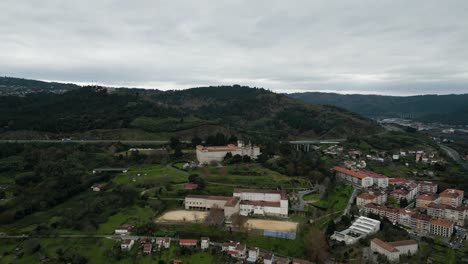 drone panorámico dolly al seminario católico escuela religiosa en la colina por la autopista