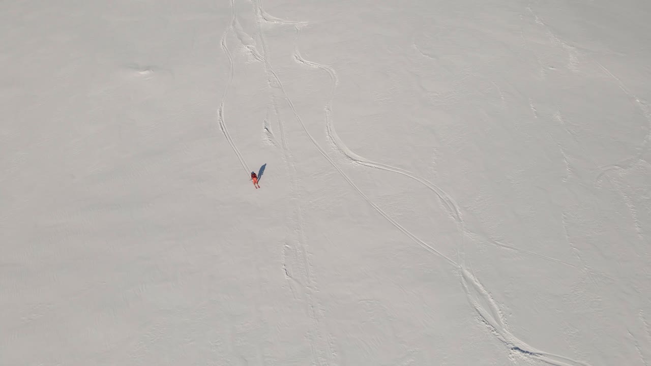 스키 선수 가 산 아래 로 스키 를 타고 태양 에 구부러진 눈  ⁇ 인 산 들 - 얼어붙은 노르웨이 산 에서 즐거움을 즐기는 장면