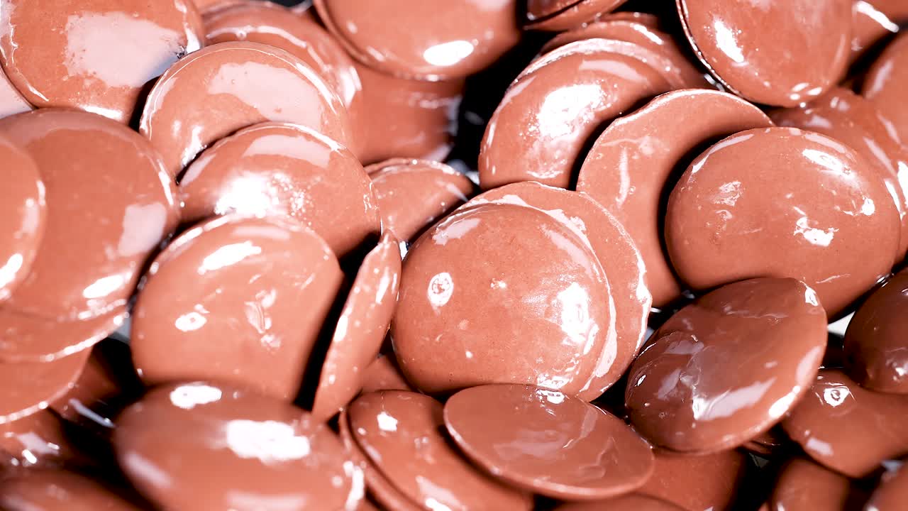 discos de chocolate moviéndose y derritiéndose juntos