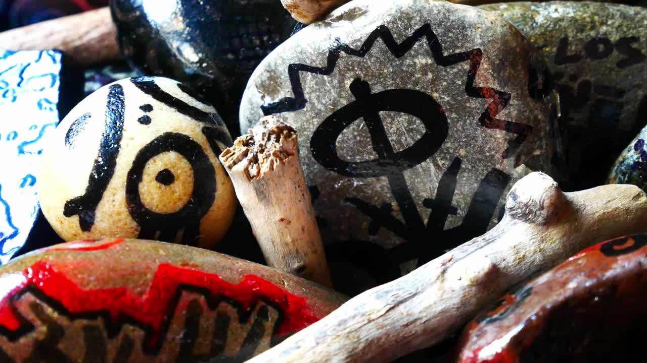 dibujo vikingo pintado abstracto piedras de meditación espiritual estampada colección de arte de hobby colorido en caja de madera con incienso ardiente